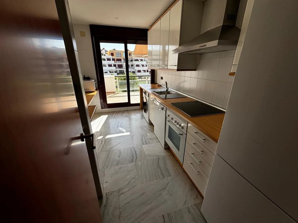 1 Bedroom Middle Floor Apartment for Sale in Benahavís, Málaga - Image 6