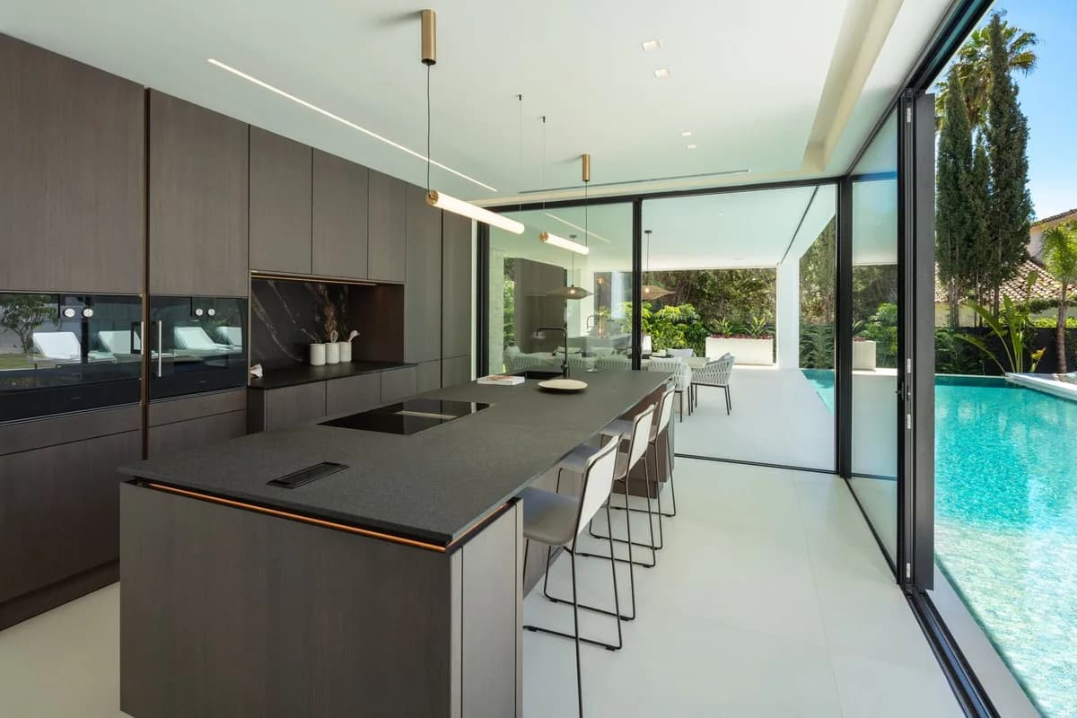 5 Bedroom Detached Villa for Sale in Marbella, Málaga - Image 2