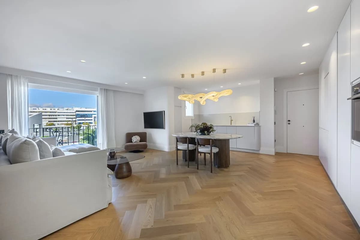 2 Bedroom Middle Floor Apartment for Sale in Puerto Banús, Málaga
