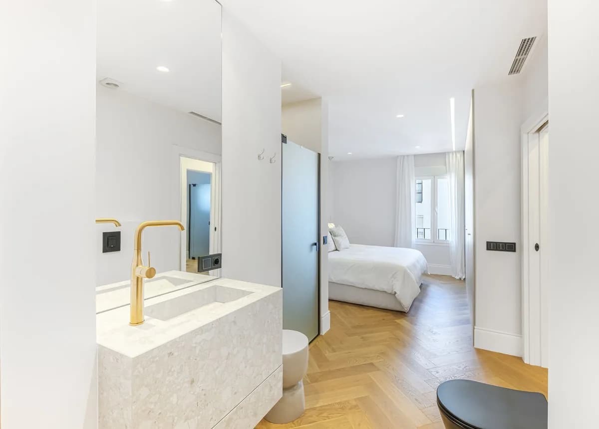 2 Bedroom Middle Floor Apartment for Sale in Puerto Banús, Málaga - Image 2