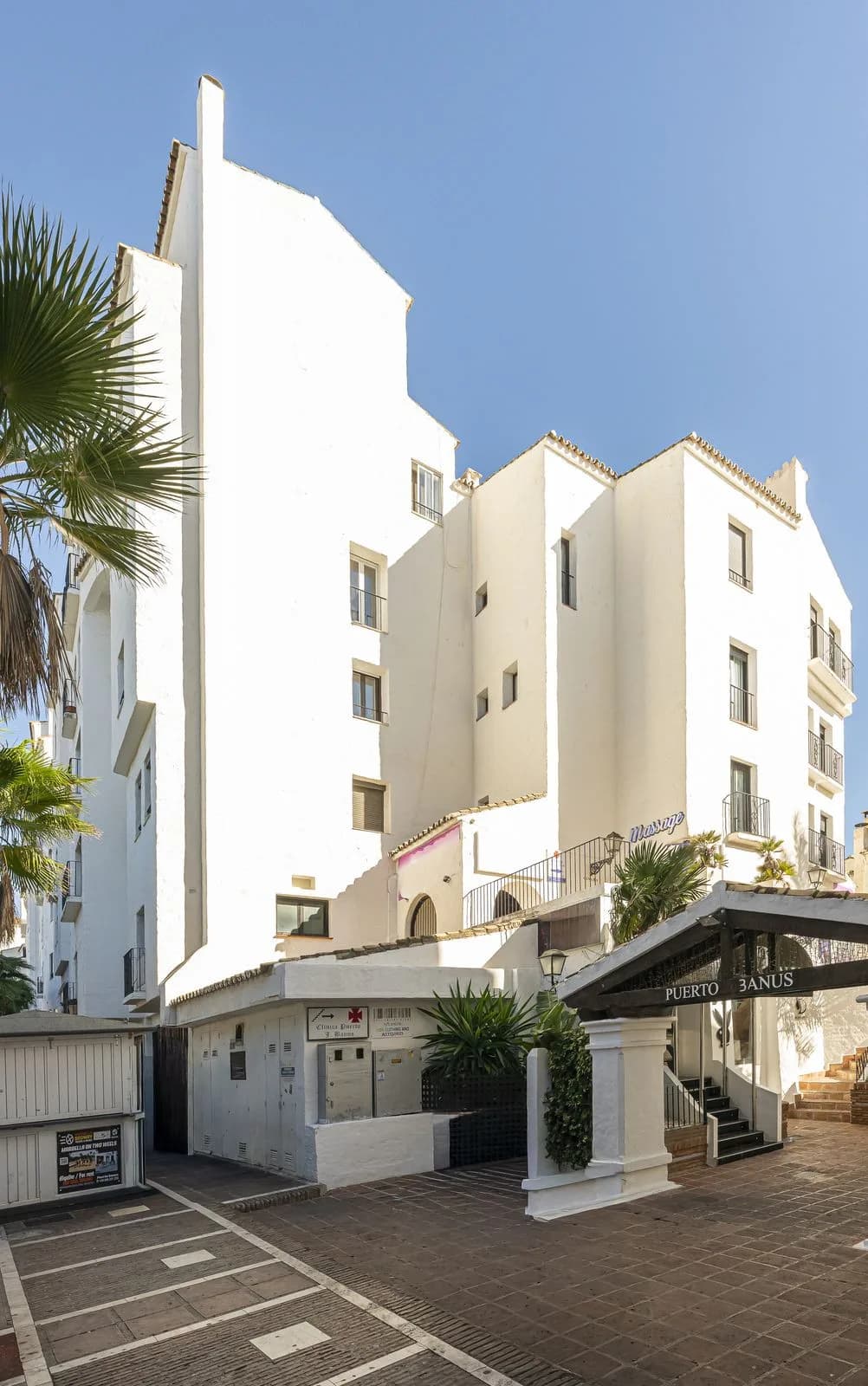 2 Bedroom Middle Floor Apartment for Sale in Puerto Banús, Málaga - Image 3