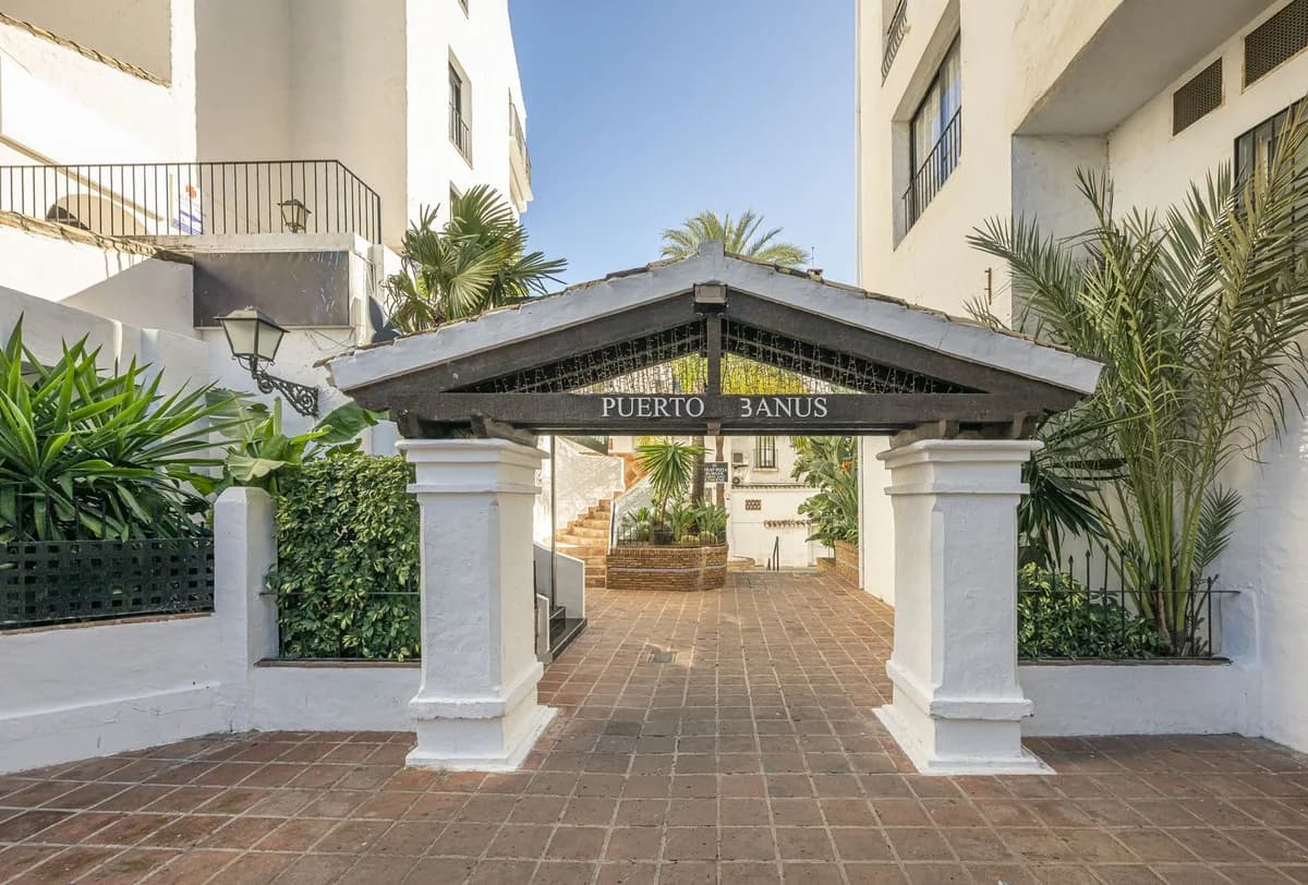 2 Bedroom Middle Floor Apartment for Sale in Puerto Banús, Málaga - Image 4