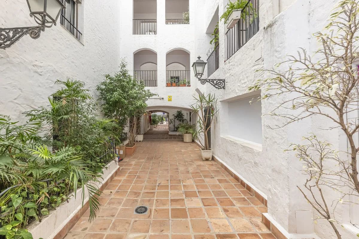 2 Bedroom Middle Floor Apartment for Sale in Puerto Banús, Málaga - Image 5