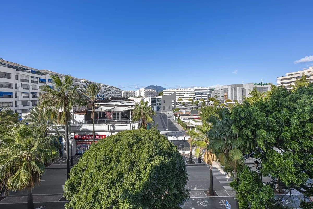 2 Bedroom Middle Floor Apartment for Sale in Puerto Banús, Málaga - Image 6