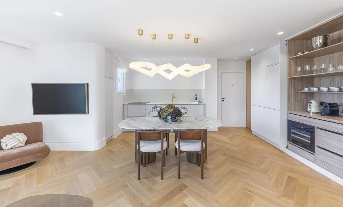 2 Bedroom Middle Floor Apartment for Sale in Puerto Banús, Málaga - Image 7