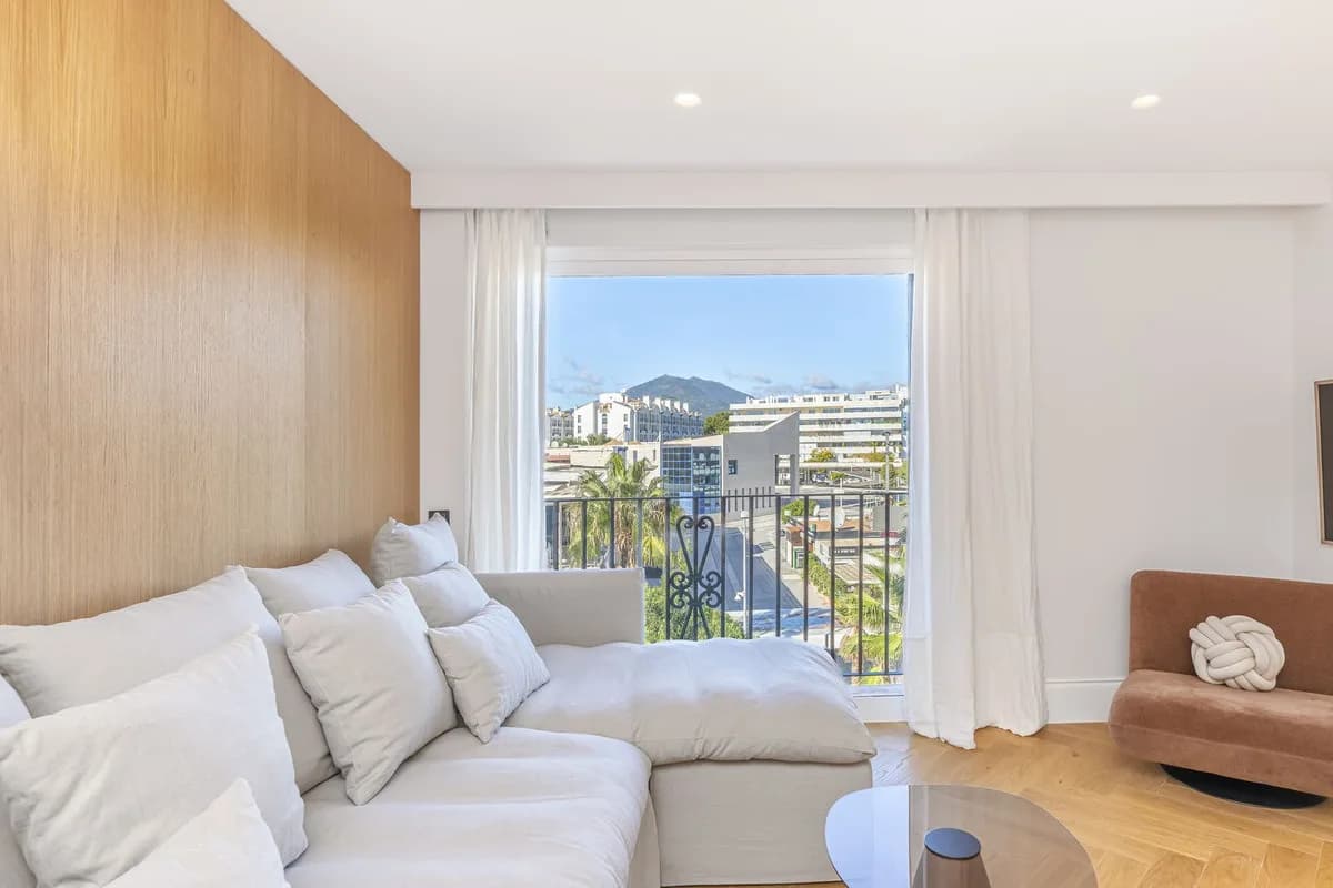 2 Bedroom Middle Floor Apartment for Sale in Puerto Banús, Málaga - Image 8