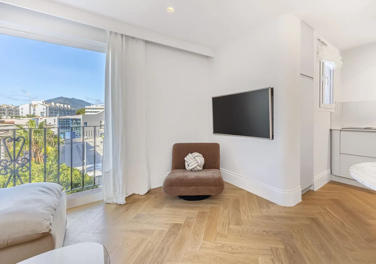 2 Bedroom Middle Floor Apartment for Sale in Puerto Banús, Málaga - Image 9