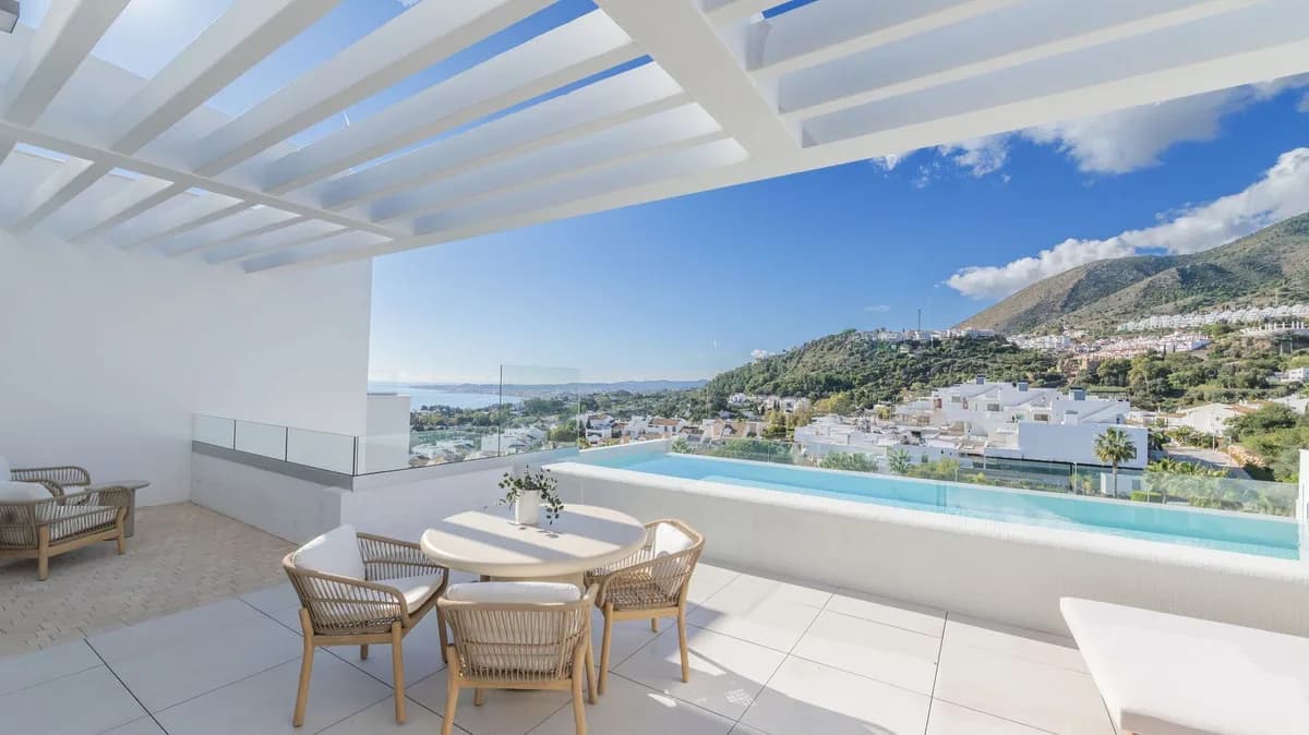 4 Bedroom Detached Villa for Sale in Benalmadena Pueblo, Málaga - Image 2