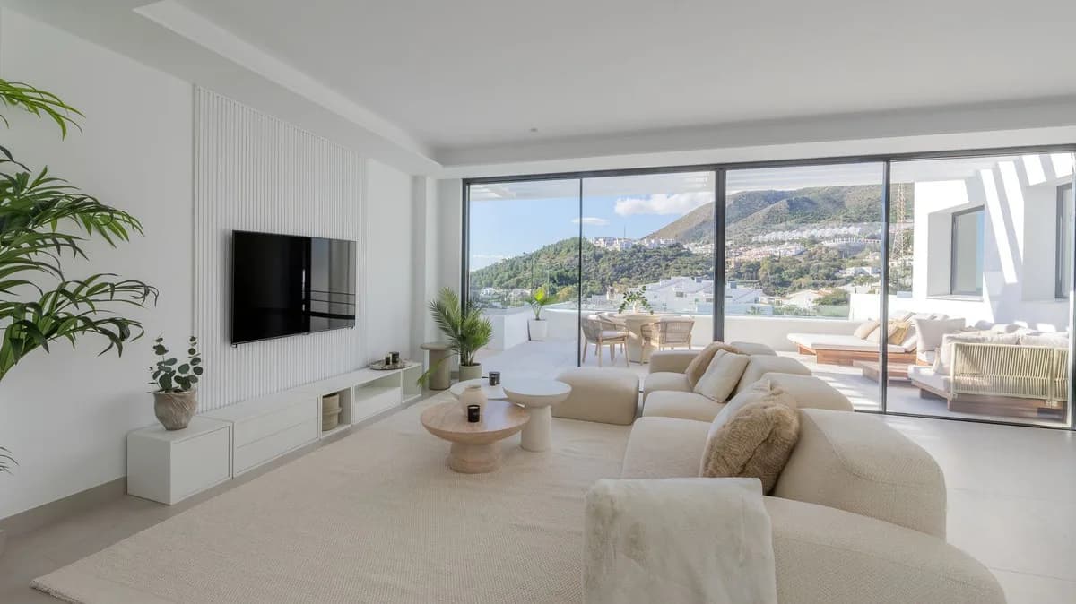 4 Bedroom Detached Villa for Sale in Benalmadena Pueblo, Málaga - Image 3