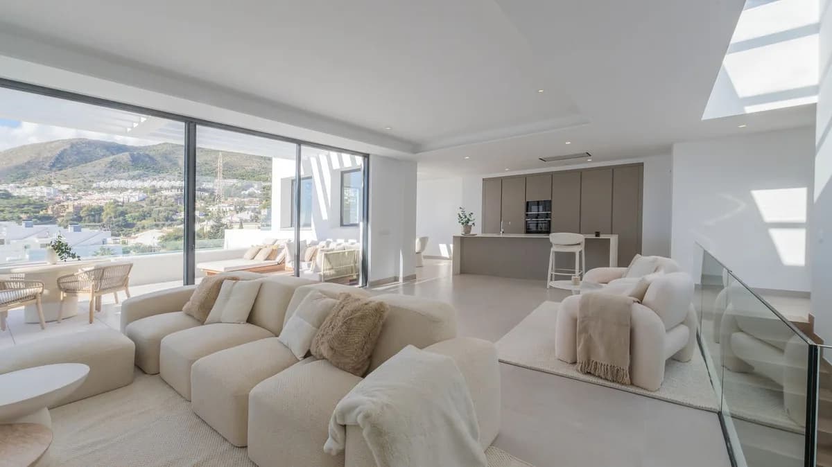 4 Bedroom Detached Villa for Sale in Benalmadena Pueblo, Málaga - Image 4