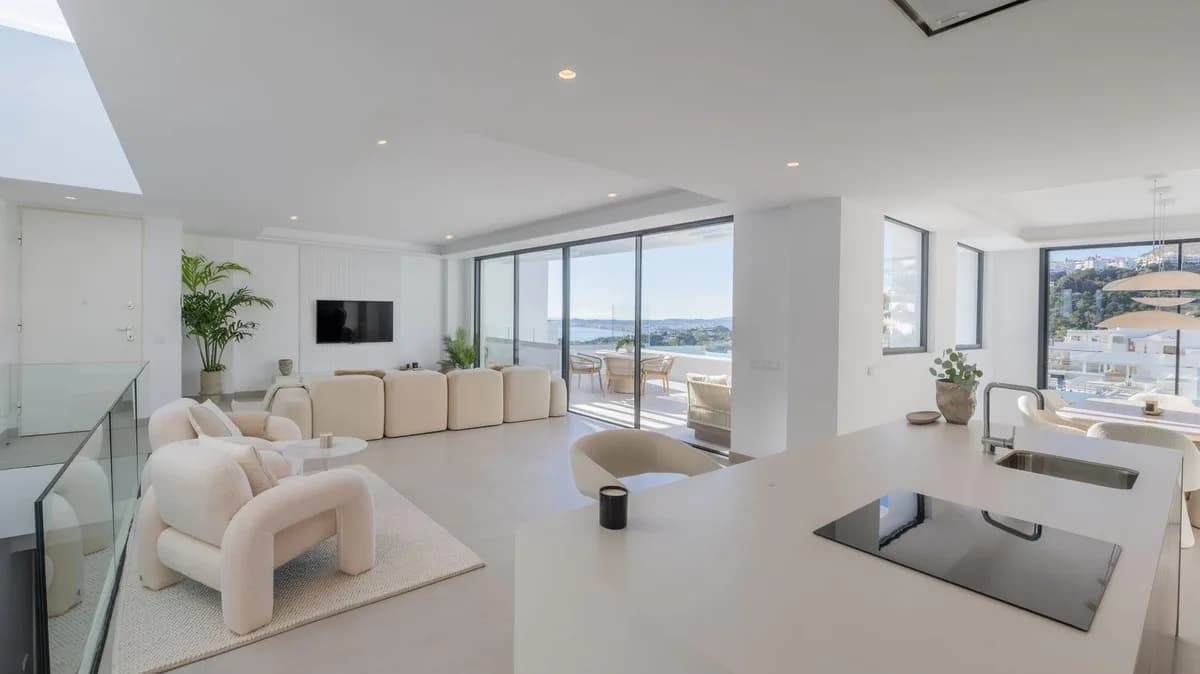 4 Bedroom Detached Villa for Sale in Benalmadena Pueblo, Málaga - Image 6