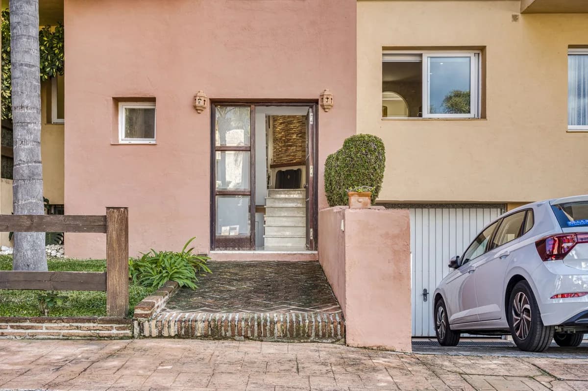 3 Bedroom Townhouse for Sale in Marbella, Málaga - Image 2