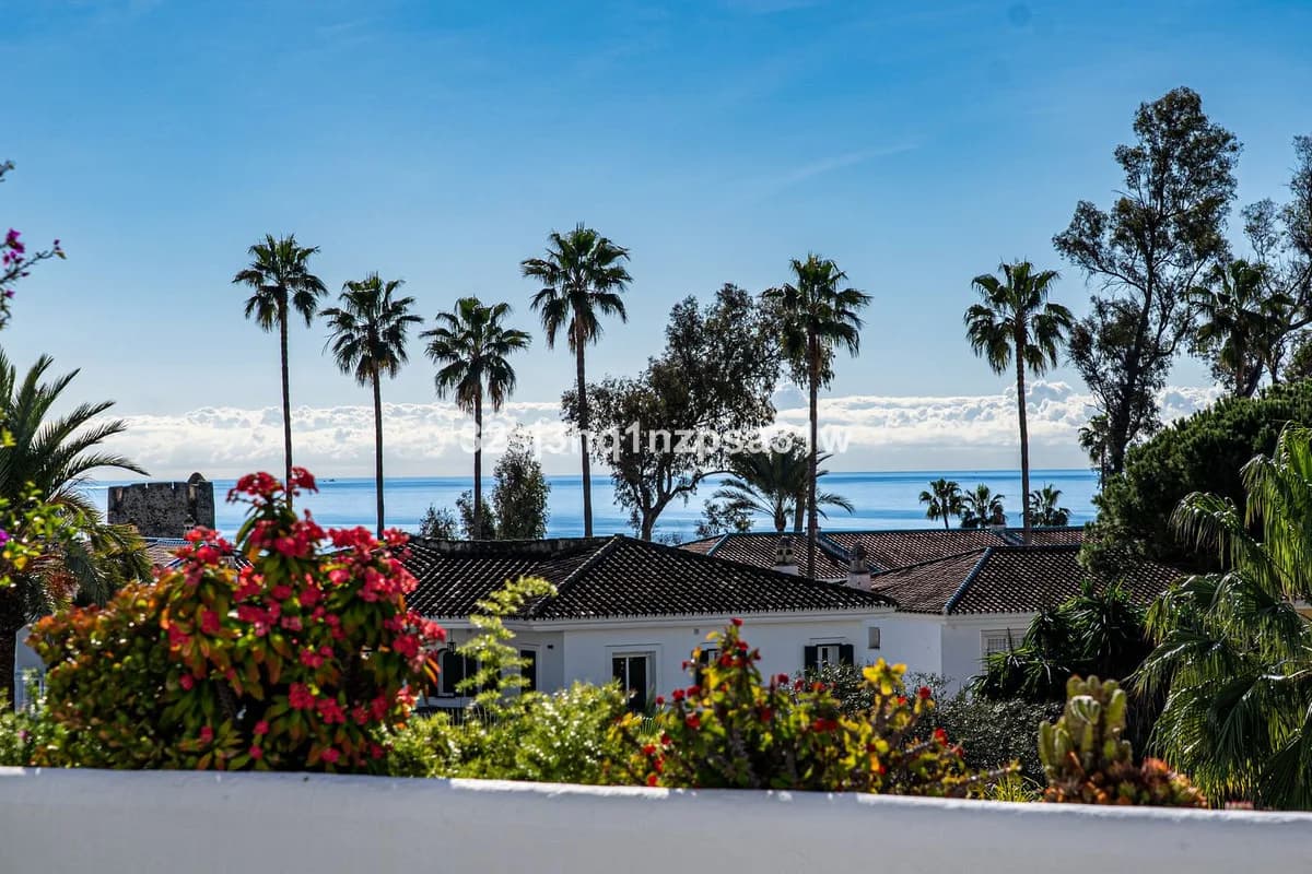4 Bedroom Middle Floor Apartment for Sale in Guadalmina Baja, Málaga - Image 2