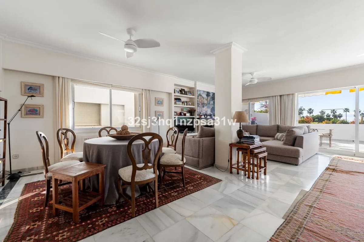 4 Bedroom Middle Floor Apartment for Sale in Guadalmina Baja, Málaga - Image 6