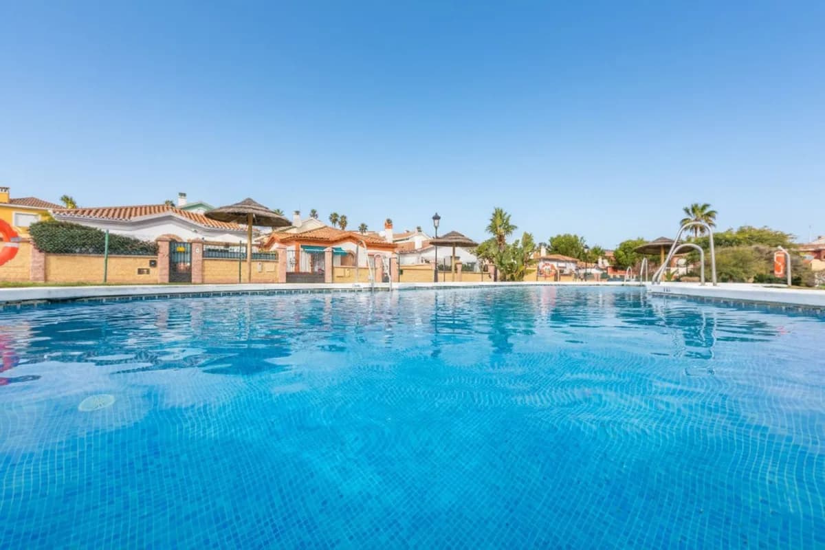 3 Bedroom Detached Villa for Sale in La Duquesa, Málaga - Image 2