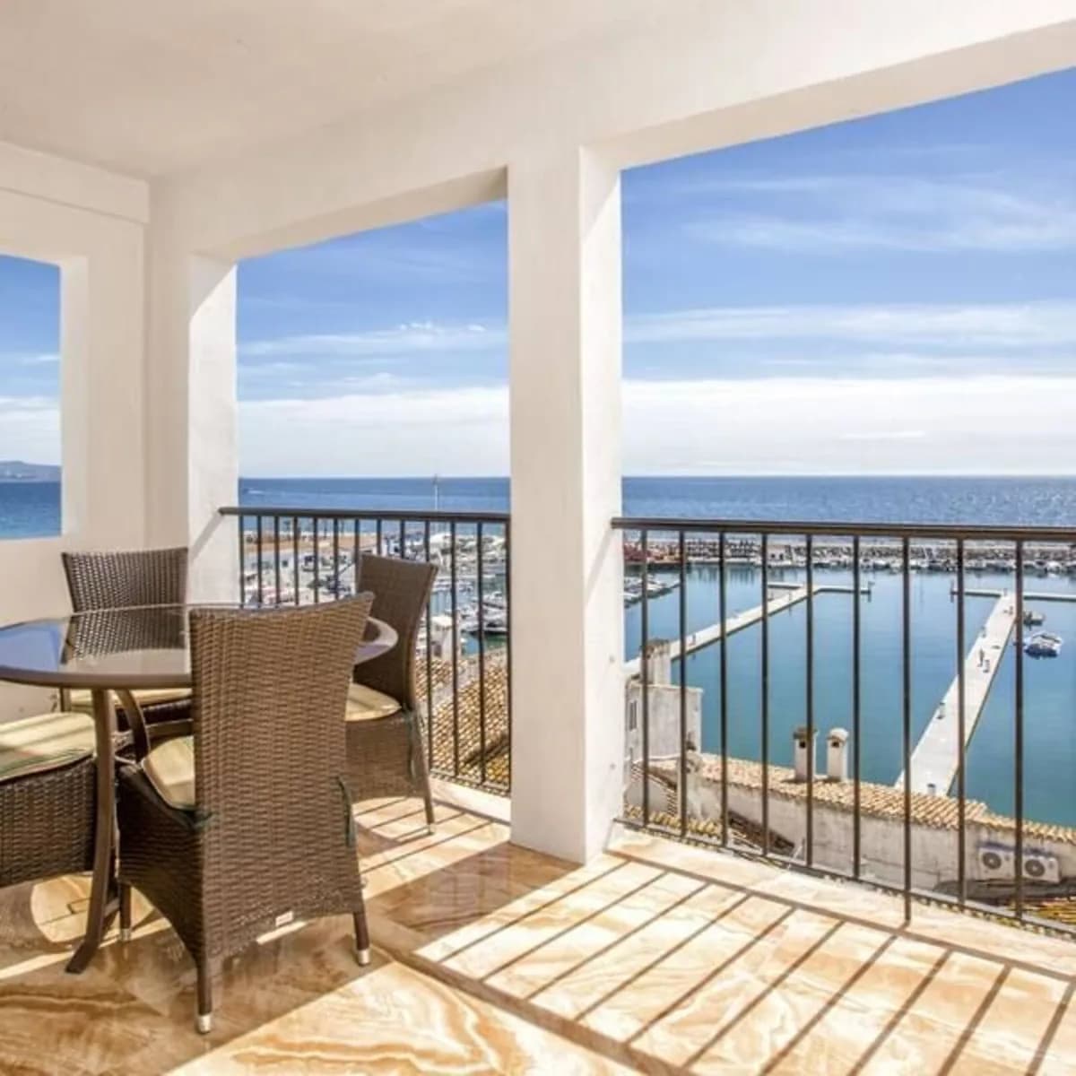 2 Bedroom Middle Floor Apartment for Sale in Puerto Banús, Málaga - Image 5