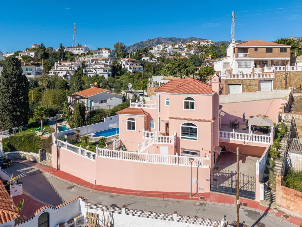 4 Bedroom Detached Villa for Sale in Torreblanca, Málaga - Image 3