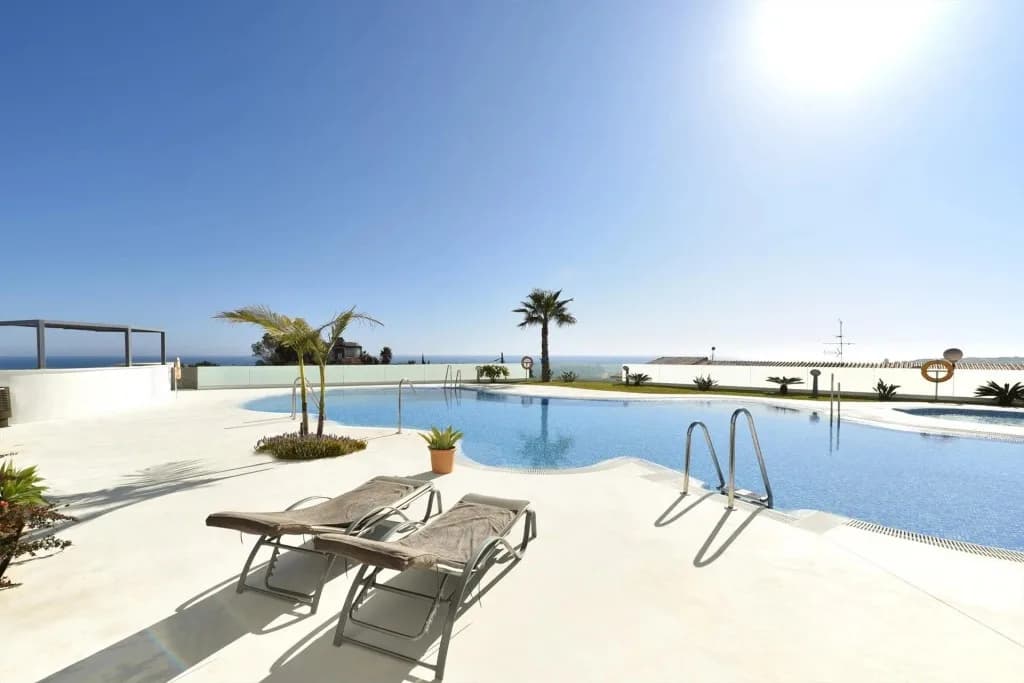 3 Bedroom Middle Floor Apartment for Sale in Fuengirola, Málaga - Image 5