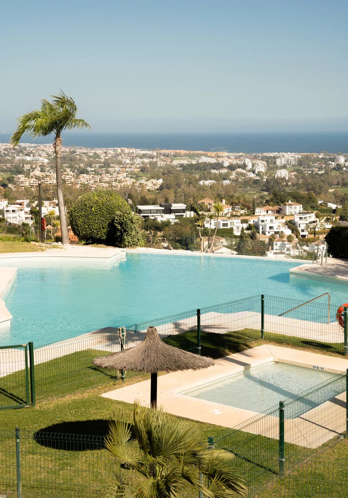 3 Bedroom Ground Floor Apartment for Sale in Benahavís, Málaga