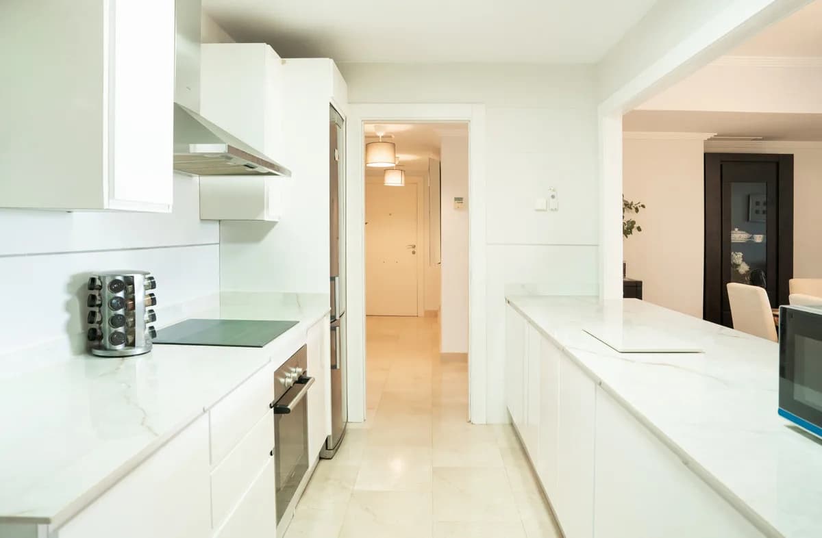 3 Bedroom Ground Floor Apartment for Sale in Benahavís, Málaga - Image 8