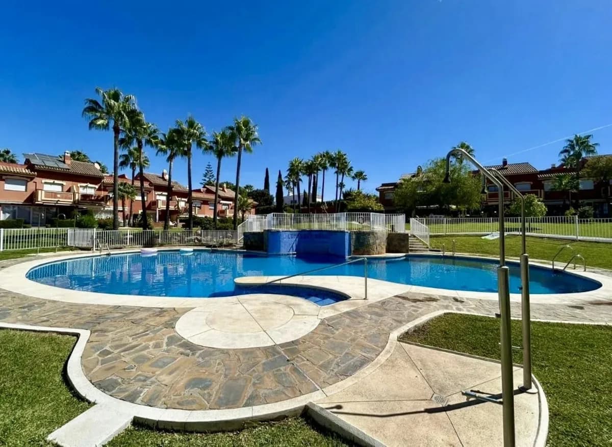4 Bedroom Semi-Detached House for Sale in Estepona, Málaga - Image 3
