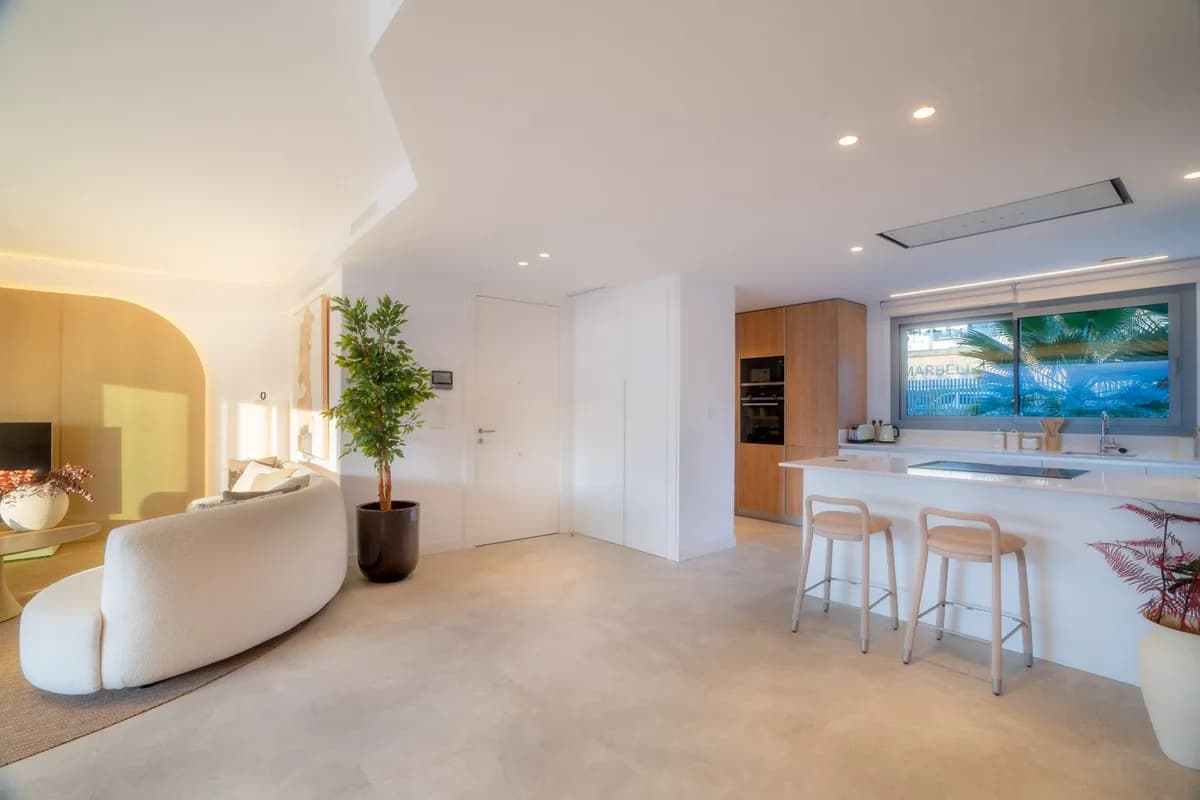 3 Bedroom Middle Floor Apartment for Sale in Marbella, Málaga - Image 4