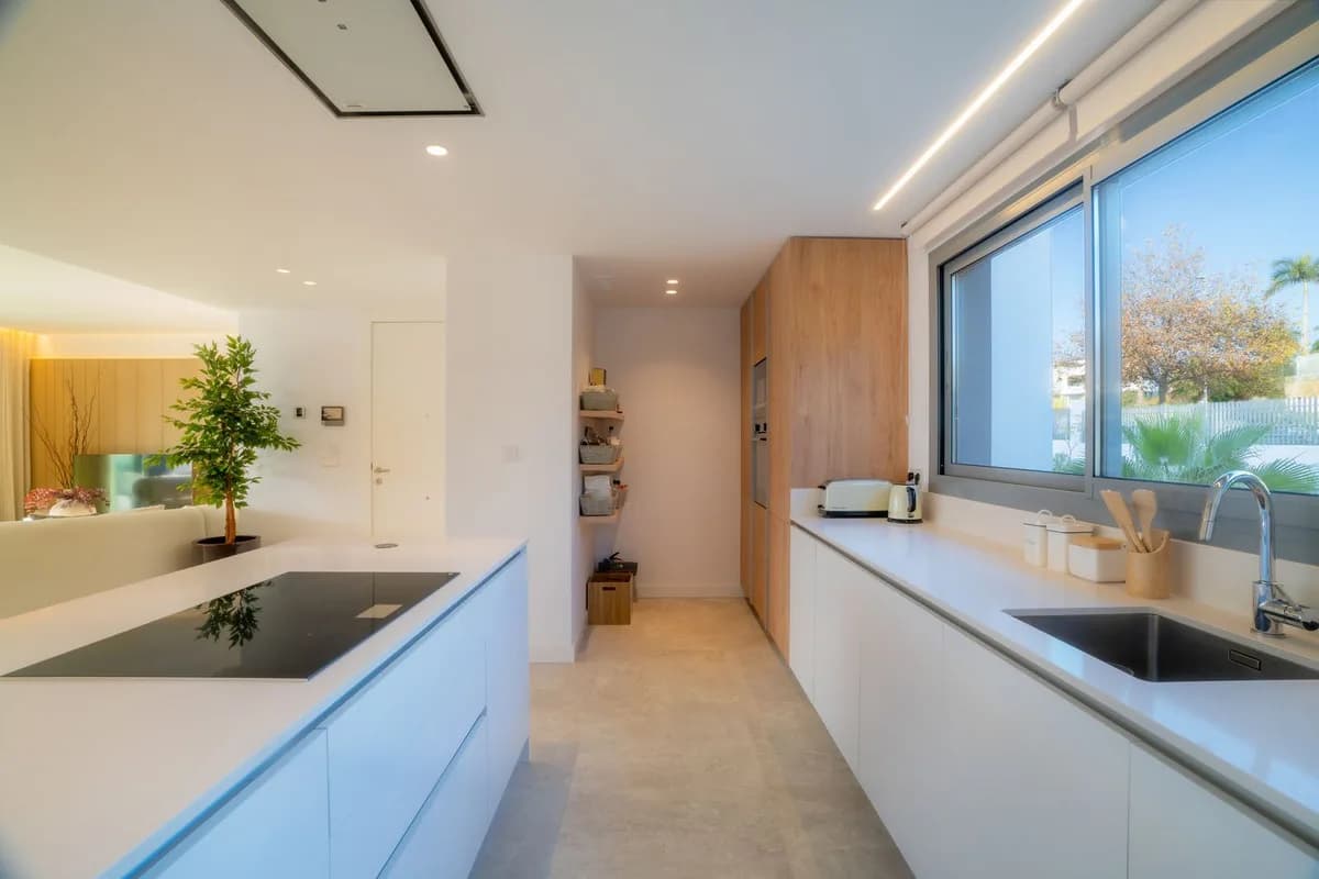 3 Bedroom Middle Floor Apartment for Sale in Marbella, Málaga - Image 7