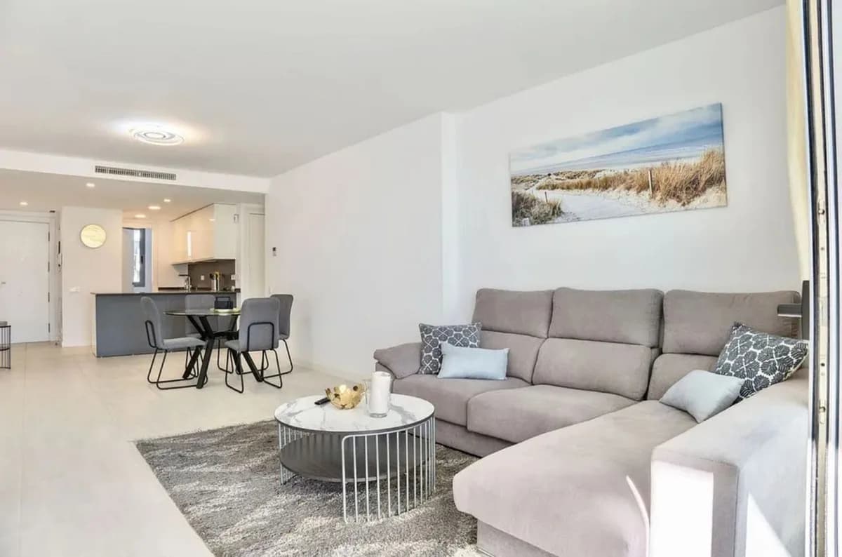 2 Bedroom Middle Floor Apartment for Sale in Selwo, Málaga - Image 4