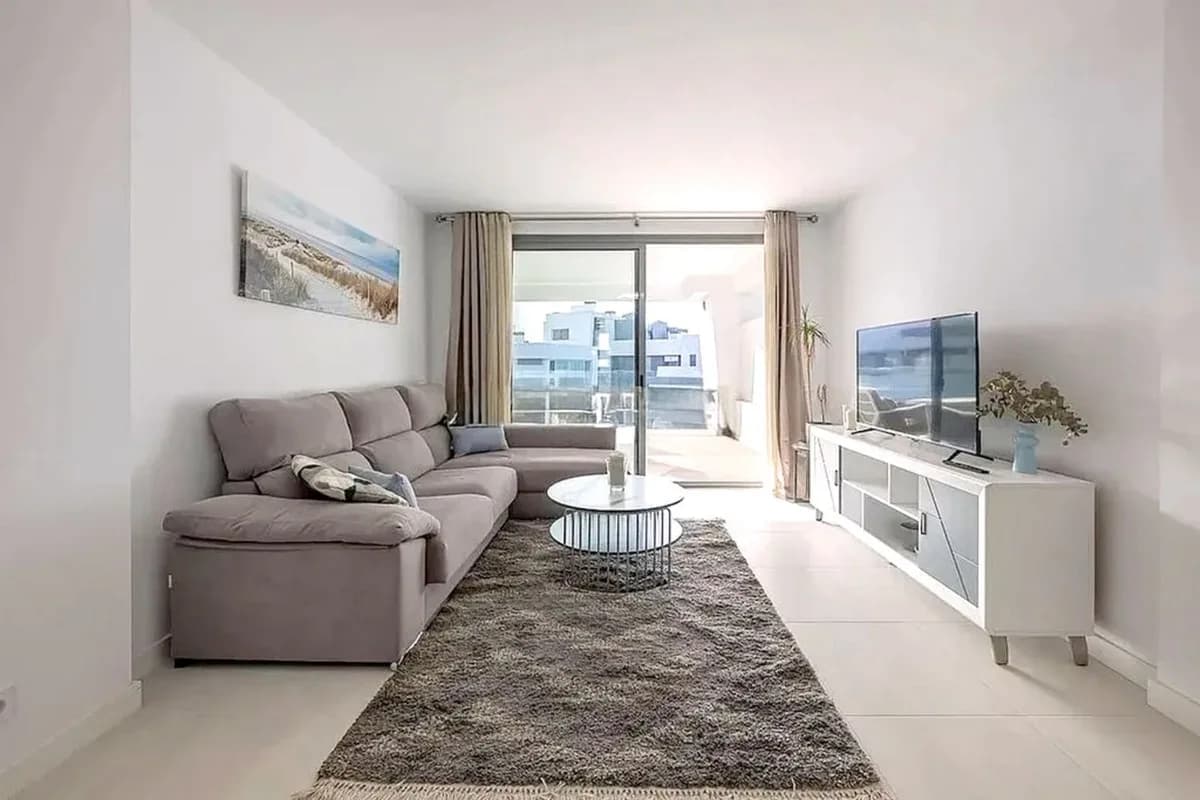 2 Bedroom Middle Floor Apartment for Sale in Selwo, Málaga - Image 5