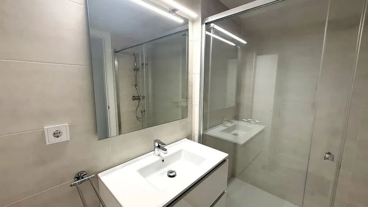 2 Bedroom Middle Floor Apartment for Sale in Selwo, Málaga - Image 6