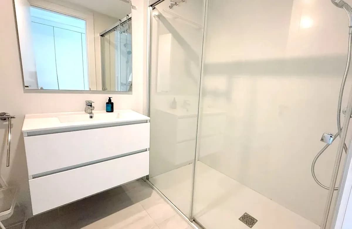 2 Bedroom Middle Floor Apartment for Sale in Selwo, Málaga - Image 7