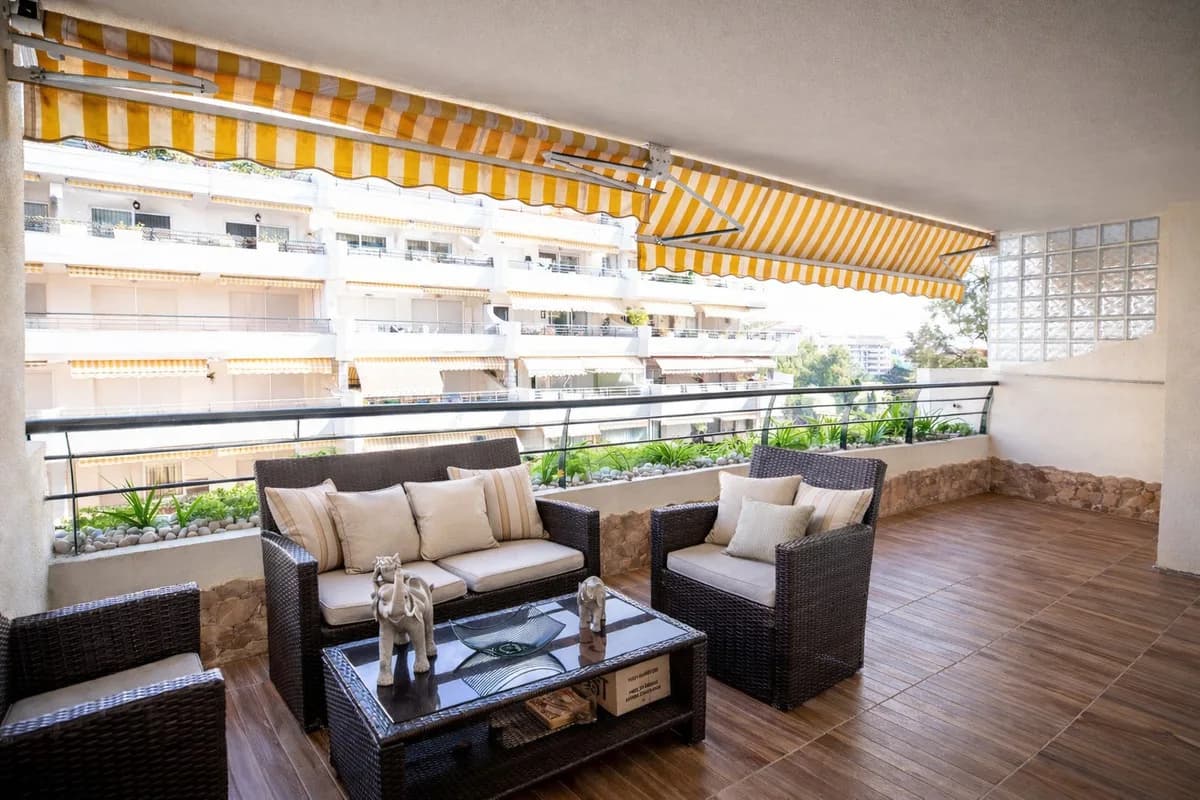 2 Bedroom Middle Floor Apartment for Sale in Guadalmina Alta, Málaga - Image 3