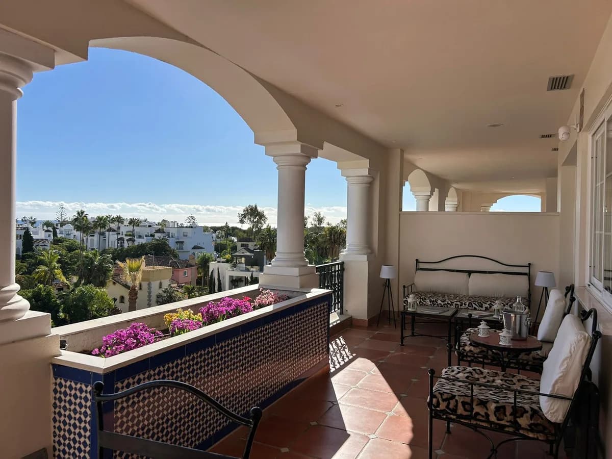 2 Bedroom Middle Floor Apartment for Sale in The Golden Mile, Málaga
