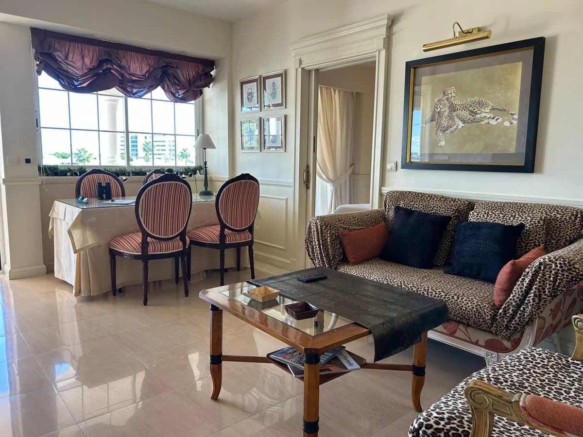 2 Bedroom Middle Floor Apartment for Sale in The Golden Mile, Málaga - Image 2
