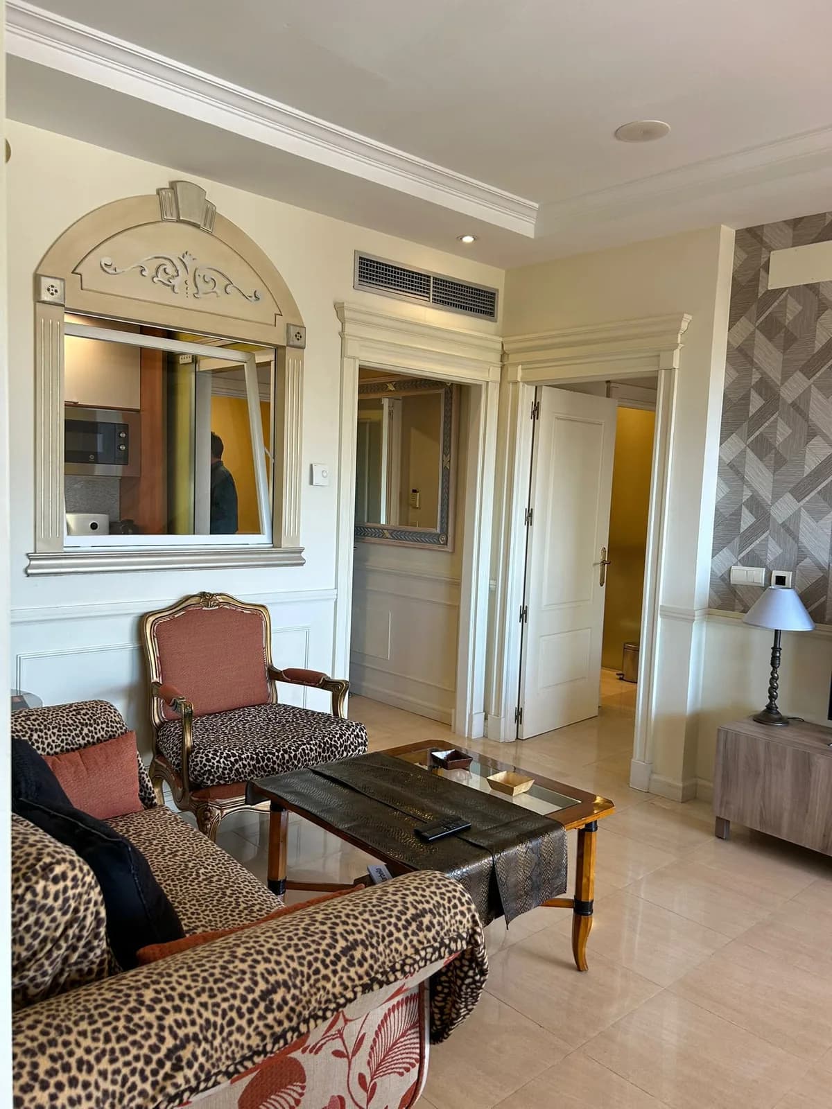 2 Bedroom Middle Floor Apartment for Sale in The Golden Mile, Málaga - Image 4