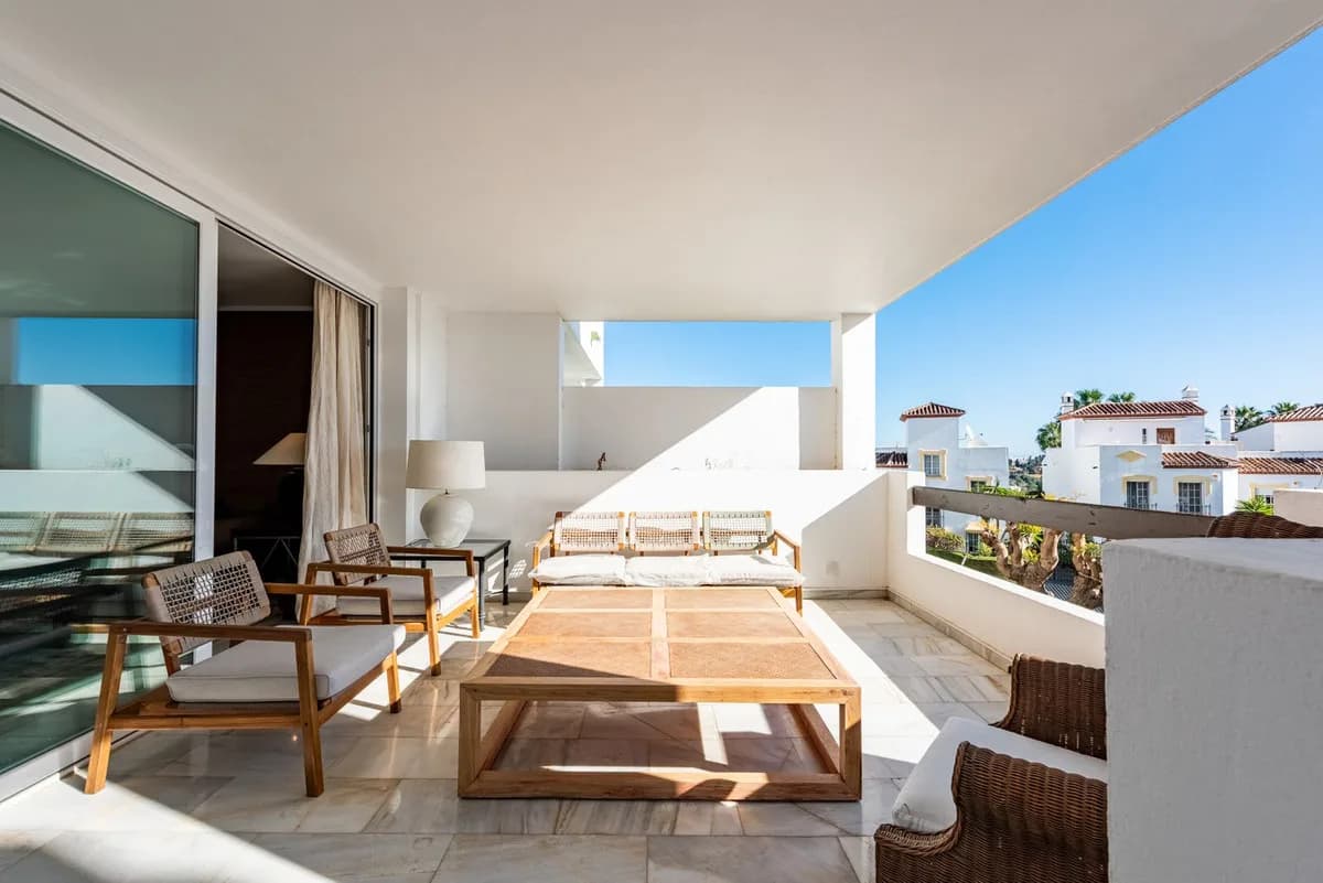 2 Bedroom Middle Floor Apartment for Sale in Bel Air, Málaga - Image 2