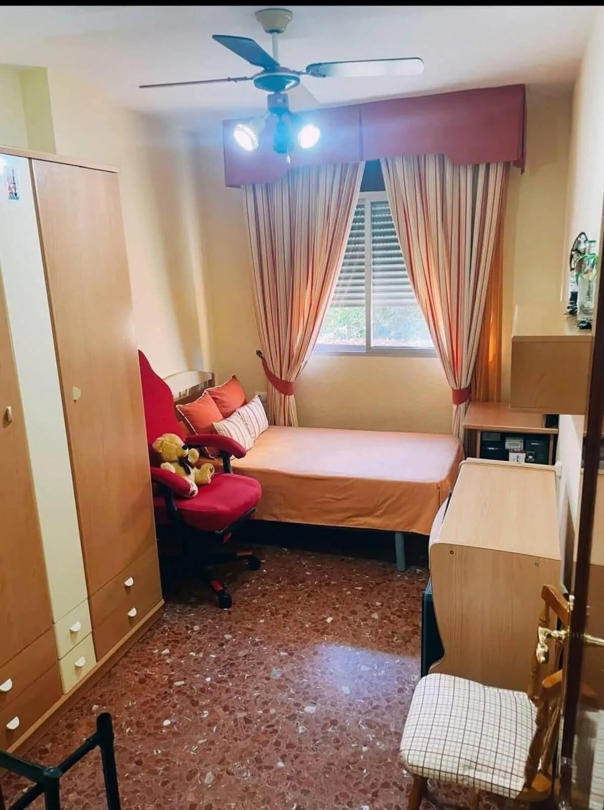 3 Bedroom Middle Floor Apartment for Sale in Fuengirola, Málaga - Image 2