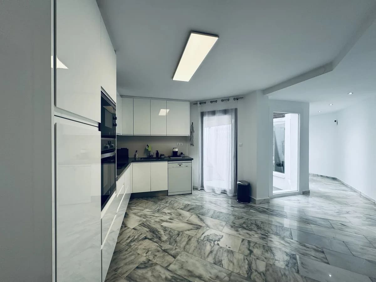 3 Bedroom Ground Floor Apartment for Sale in Marbella, Málaga - Image 8