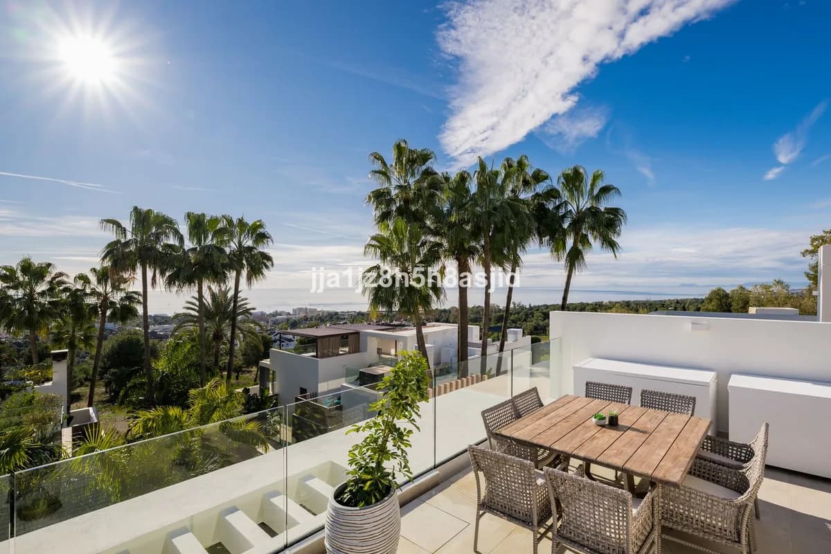 4 Bedroom Semi-Detached House for Sale in Sierra Blanca, Málaga - Image 3