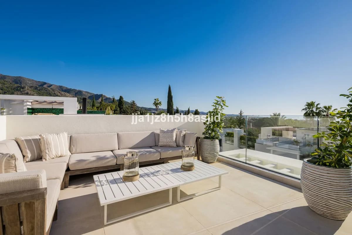 4 Bedroom Semi-Detached House for Sale in Sierra Blanca, Málaga - Image 6