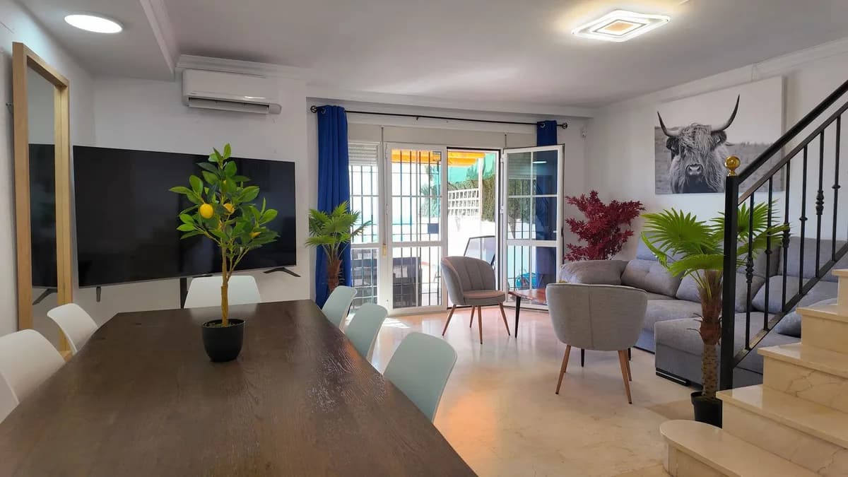 4 Bedroom Semi-Detached House for Sale in Benalmadena, Málaga - Image 8