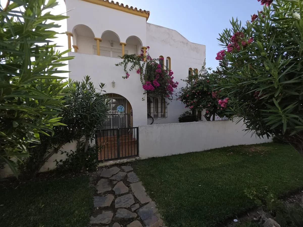 3 Bedroom Townhouse for Sale in Casares Playa, Málaga - Image 2