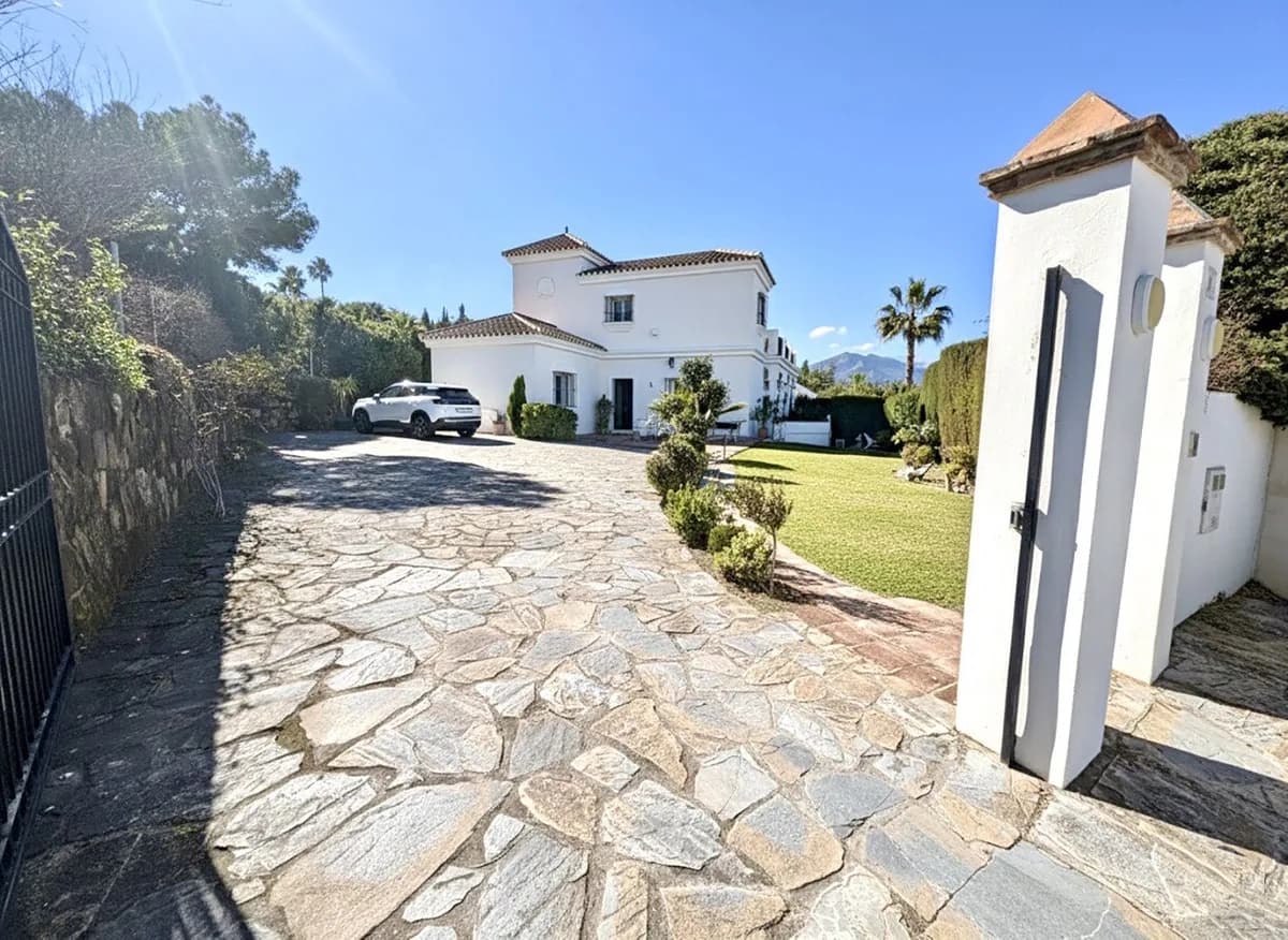 5 Bedroom Detached Villa for Sale in Nueva Andalucía, Málaga