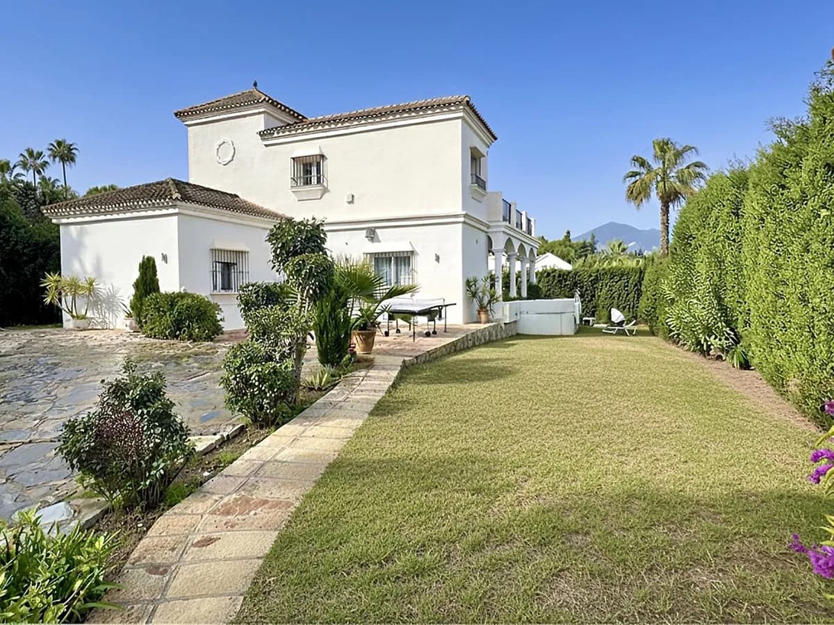 5 Bedroom Detached Villa for Sale in Nueva Andalucía, Málaga - Image 2