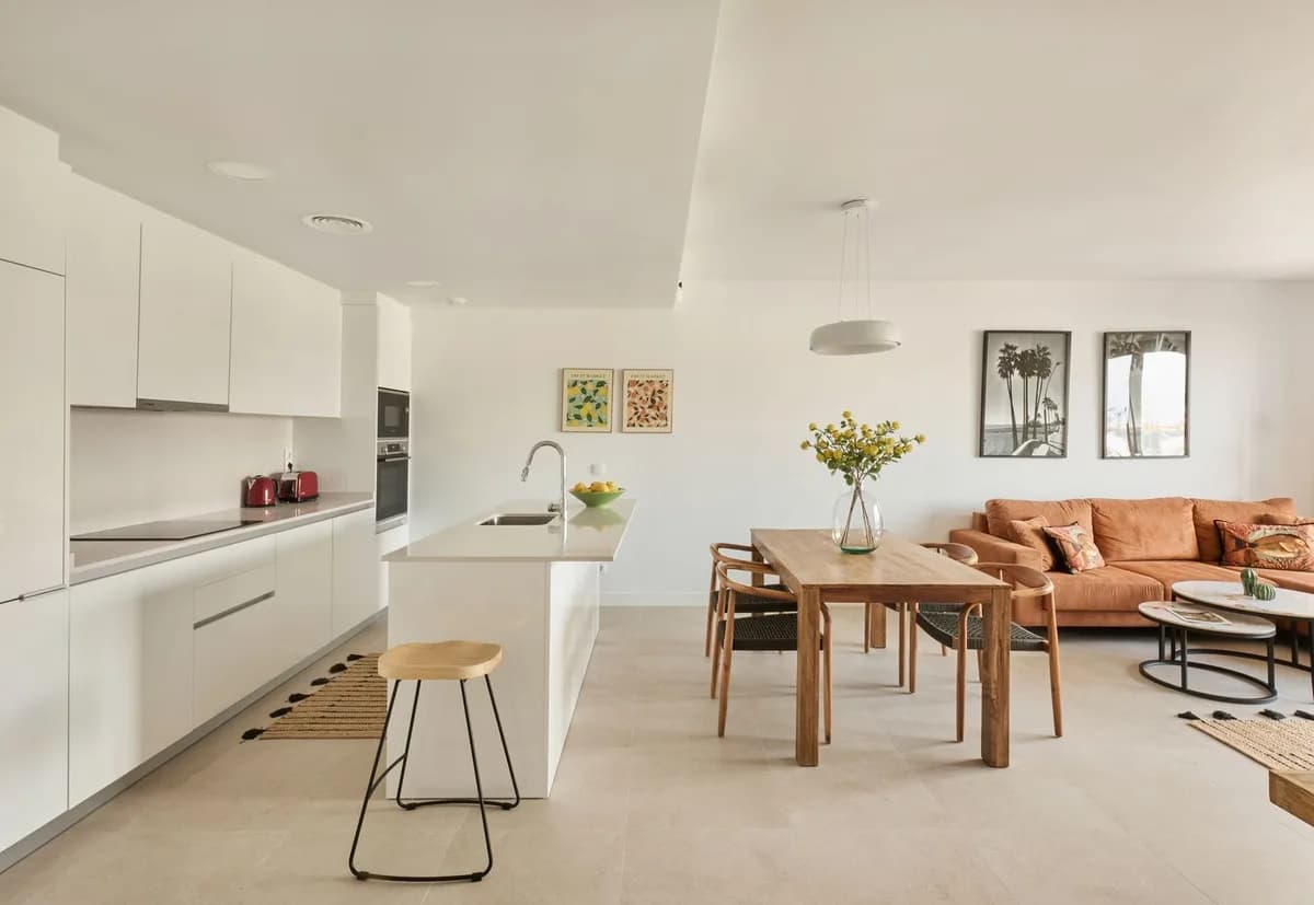 2 Bedroom Middle Floor Apartment for Sale in Estepona, Málaga