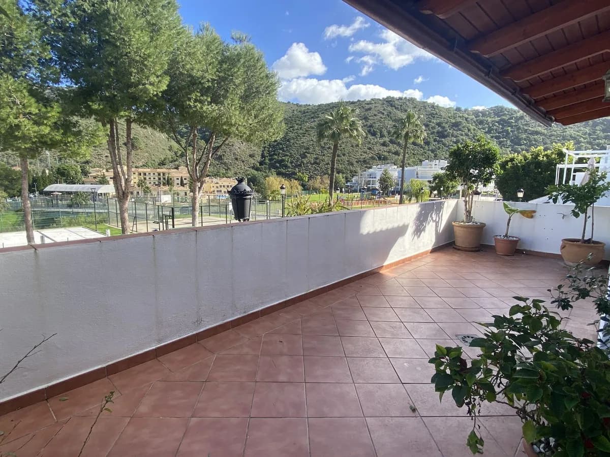 3 Bedroom Middle Floor Apartment for Sale in Benahavís, Málaga