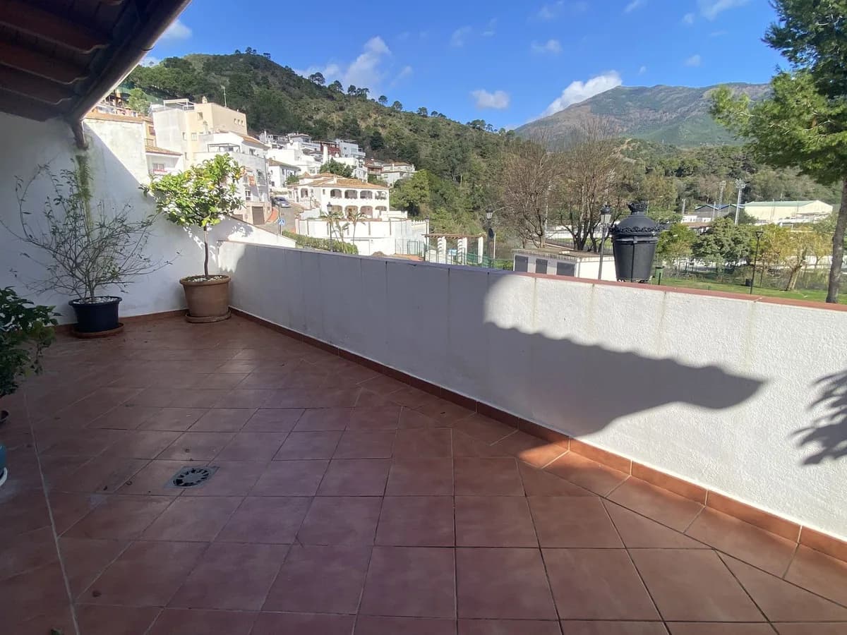 3 Bedroom Middle Floor Apartment for Sale in Benahavís, Málaga - Image 3
