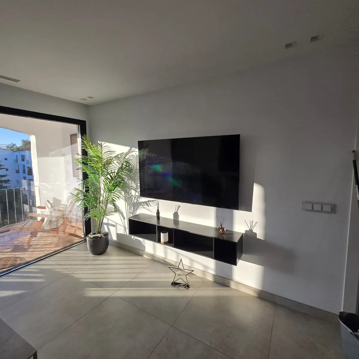 3 Bedroom Middle Floor Apartment for Sale in Puerto Banús, Málaga - Image 6