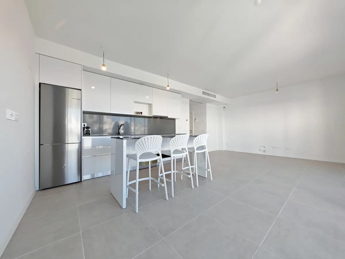 2 Bedroom Middle Floor Apartment for Sale in Cancelada, Málaga - Image 4