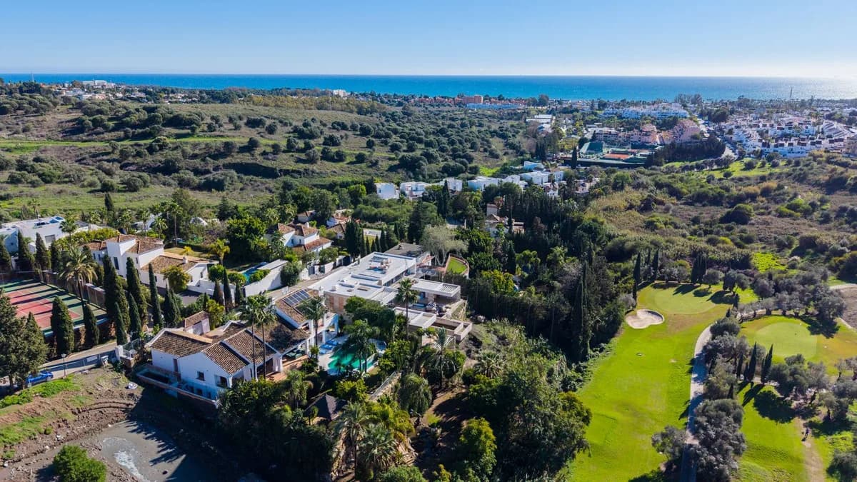 4 Bedroom Detached Villa for Sale in El Paraiso, Málaga - Image 3